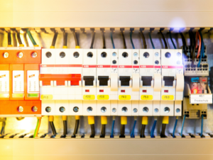 Read more about the article Czego wymagać od elektryka i automatyka na etapie projektu i realizacji? Dokładność, dokumentacja i zero zgadywania!